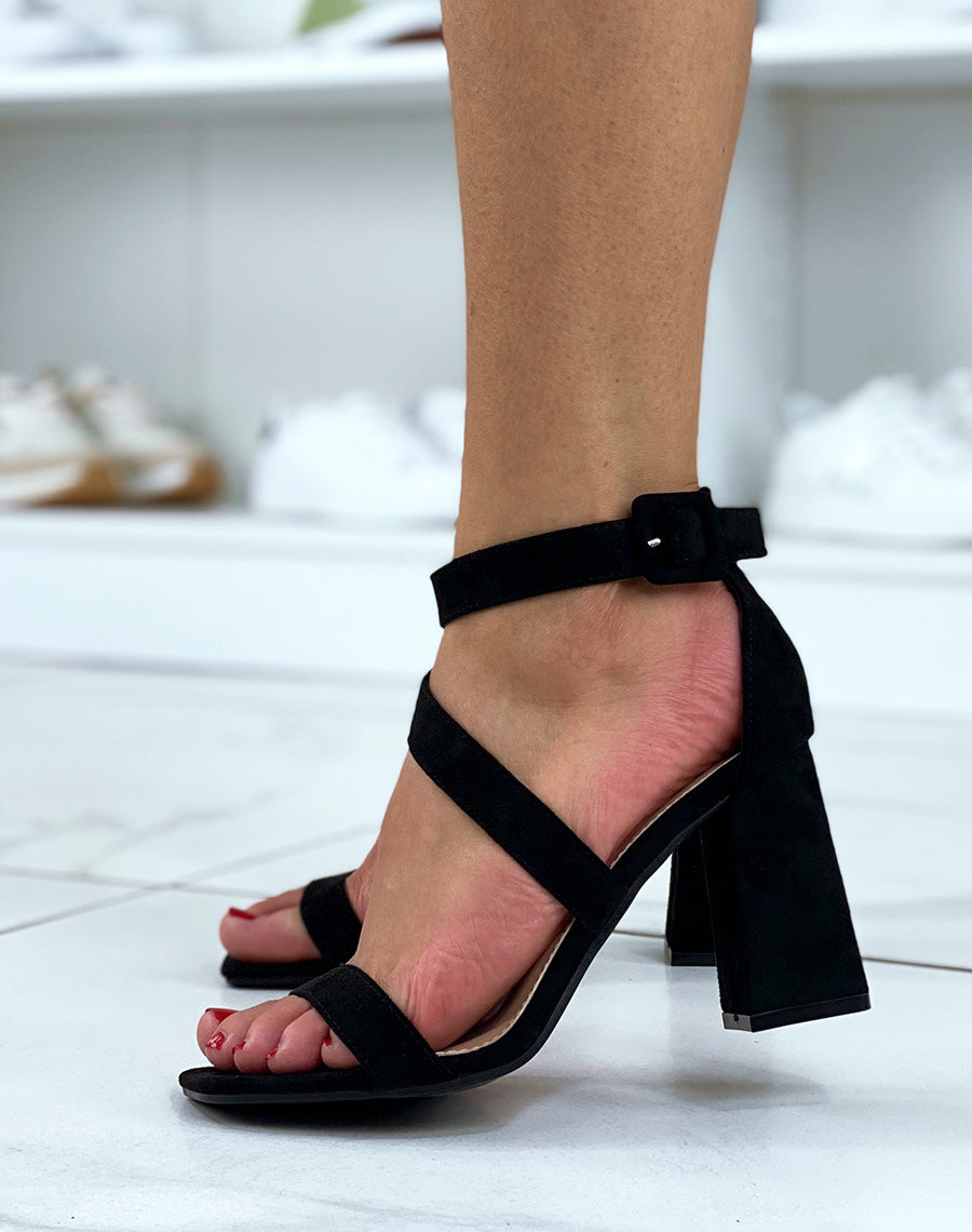 Sandales à talons en suédine noire et bout carré