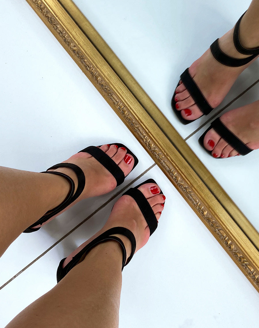 Sandales à talons en suédine noire et bout carré