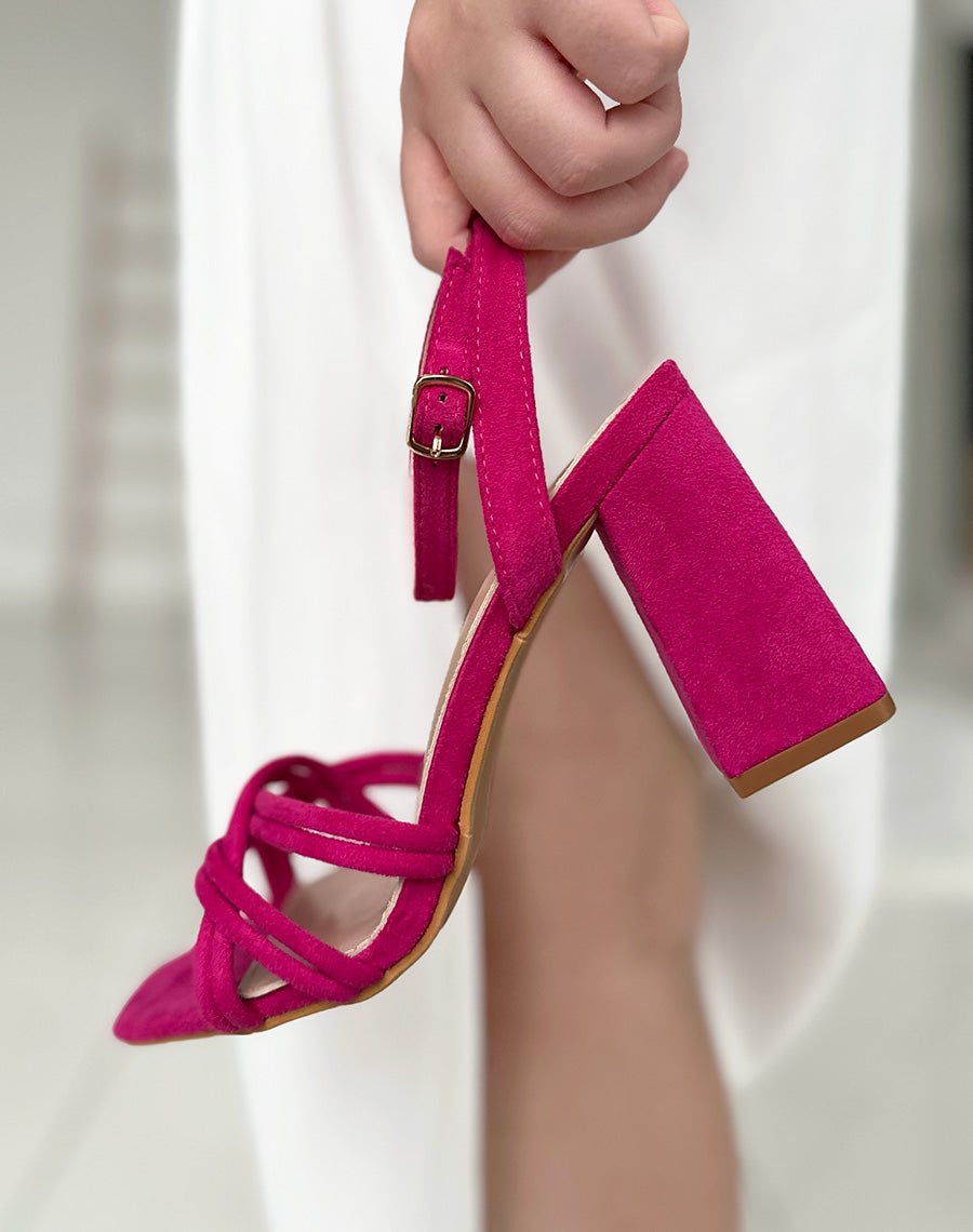 Sandales à talons en suédine rose à multiples brides entrecroisées