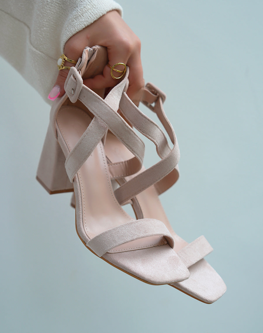 Sandales à talons femme beige rosé élégantes en suédine avec brides entrecroisées