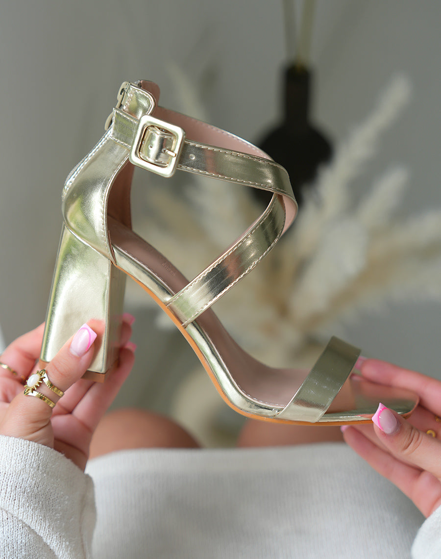 Sandales à talons femme dorées élégantes avec brides entrecroisées