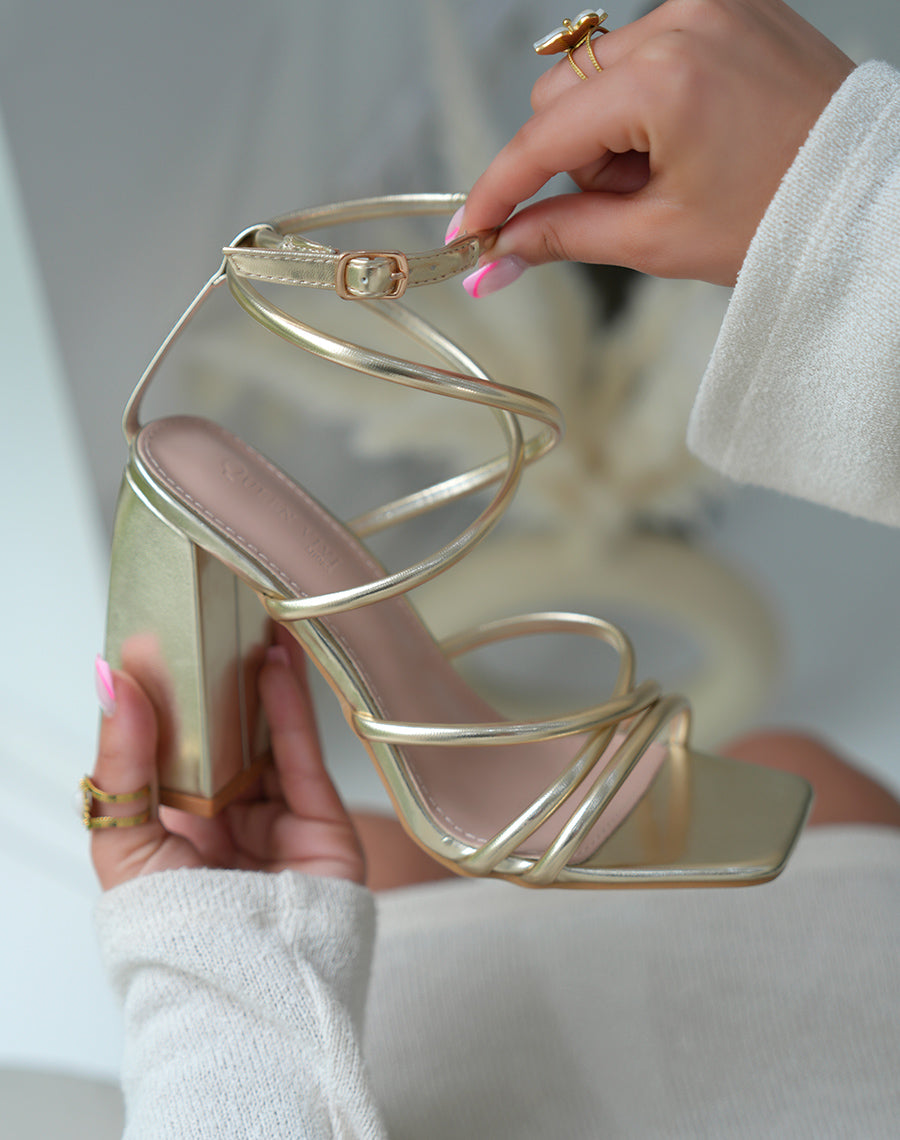 Sandales à talons femme dorées élégantes avec brides fines et talon carré