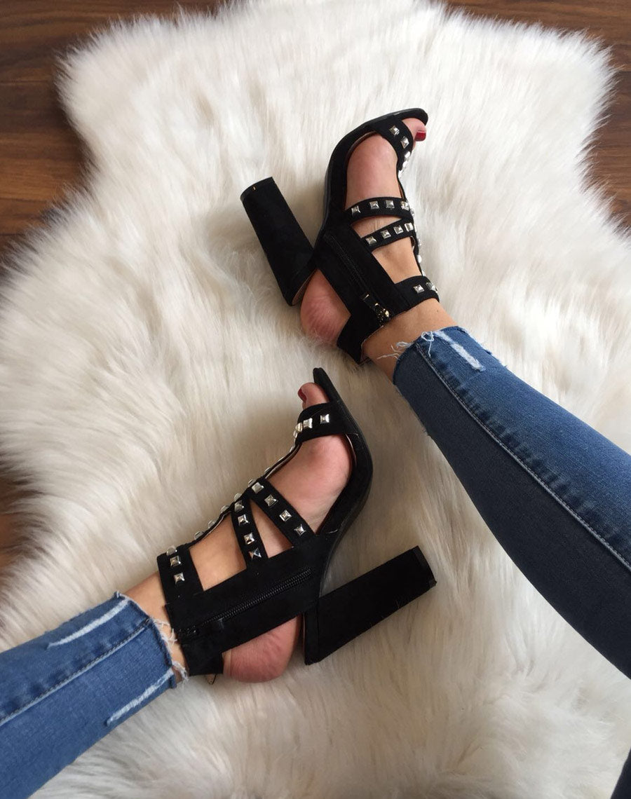 Sandales à talons hauts cloutées noires