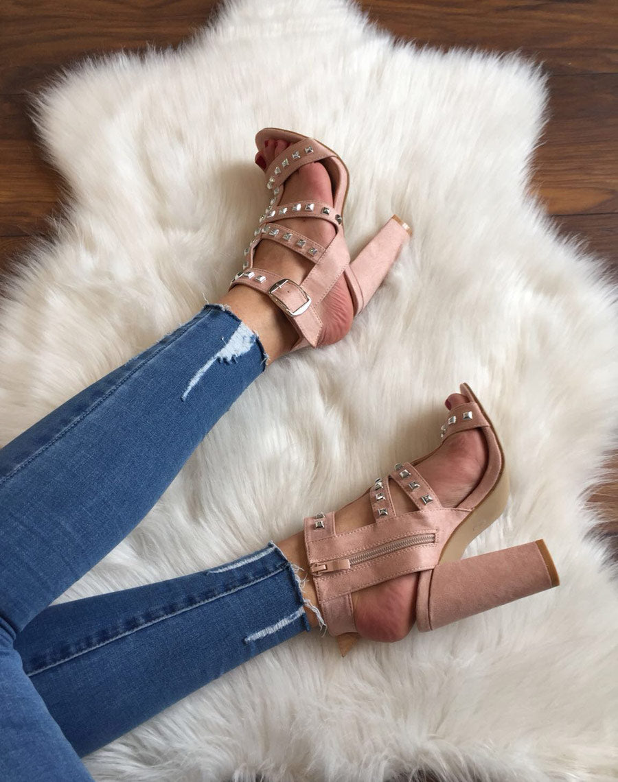 Sandales à talons hauts cloutées roses