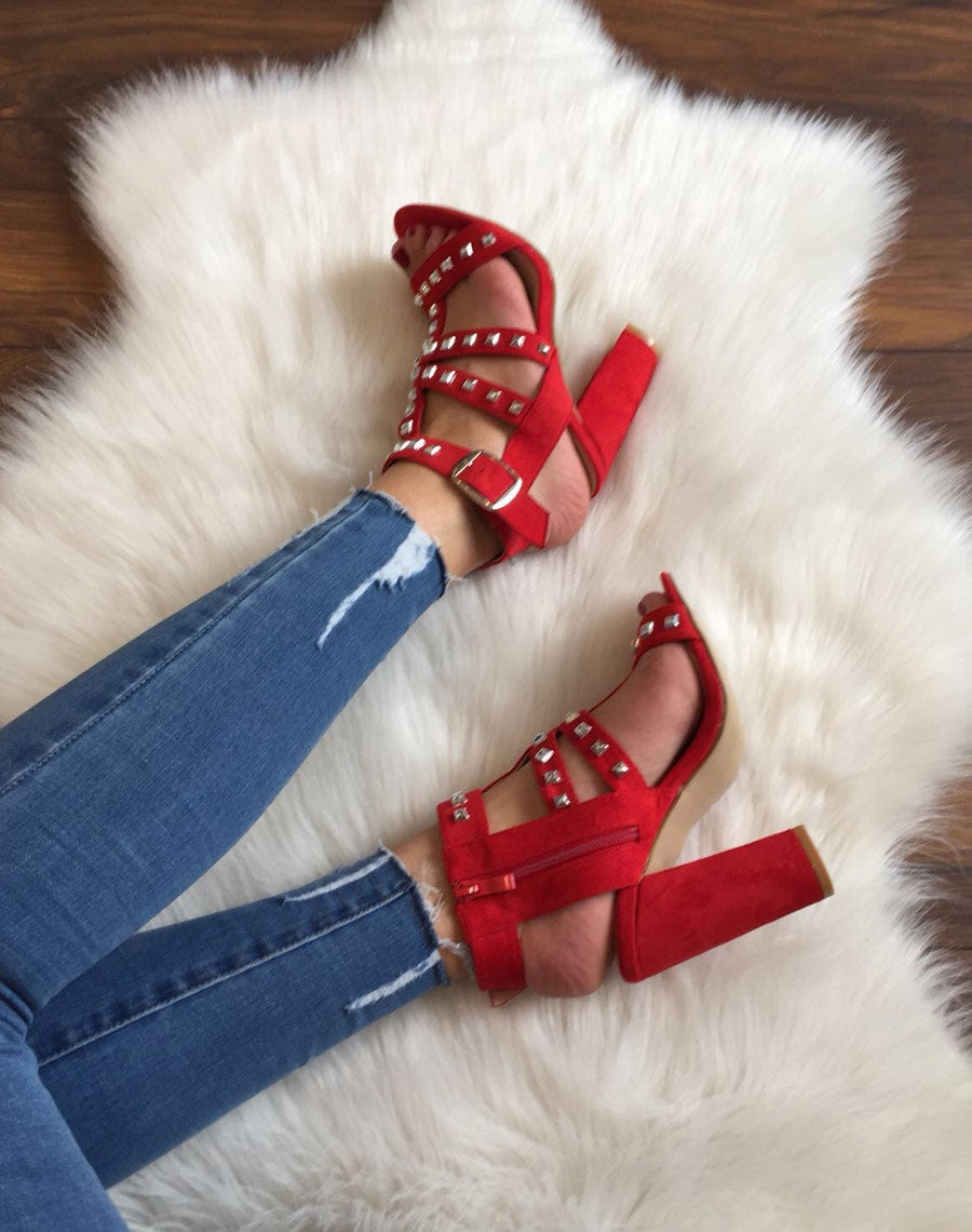 Sandales à talons hauts cloutées rouges