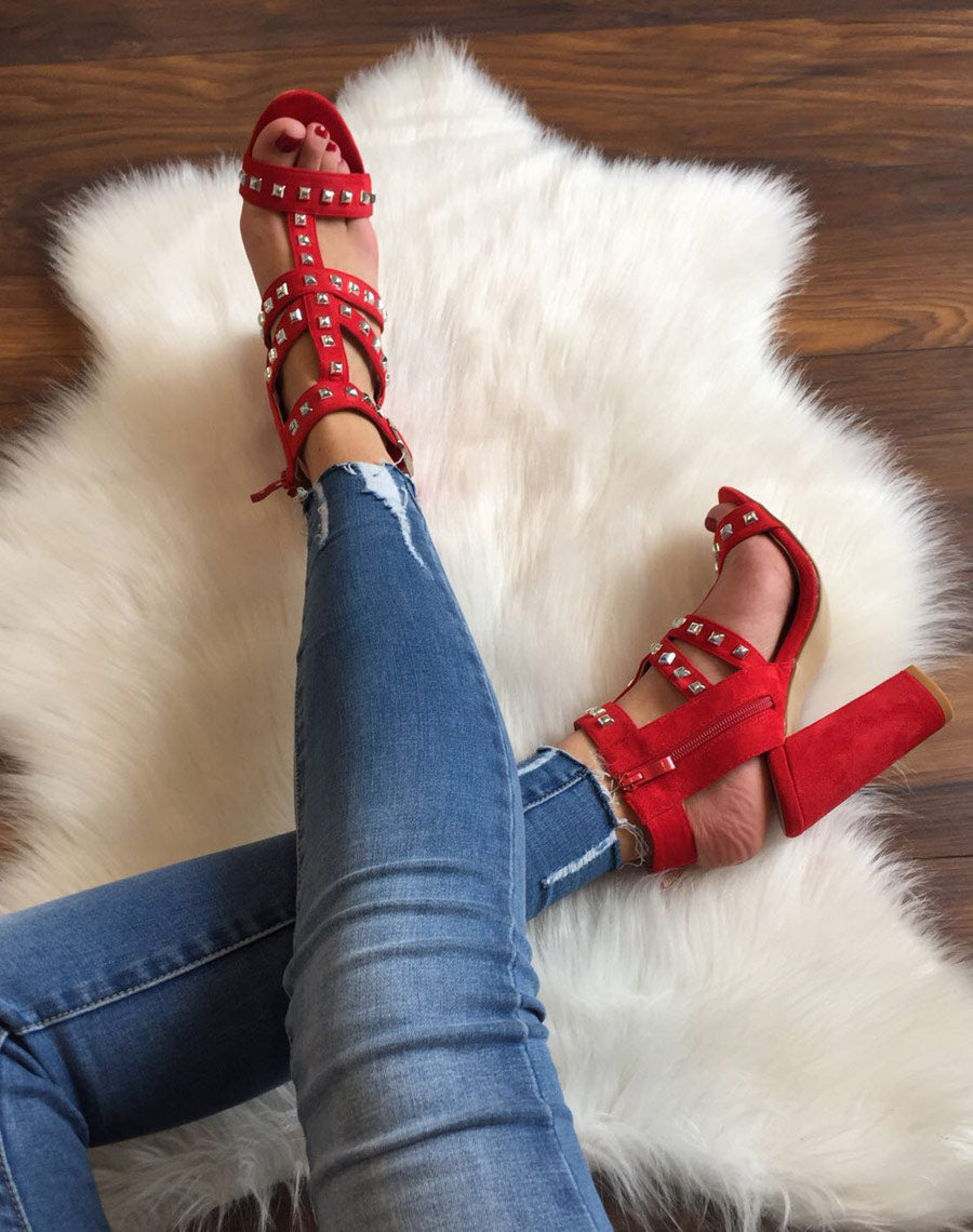 Sandales à talons hauts cloutées rouges