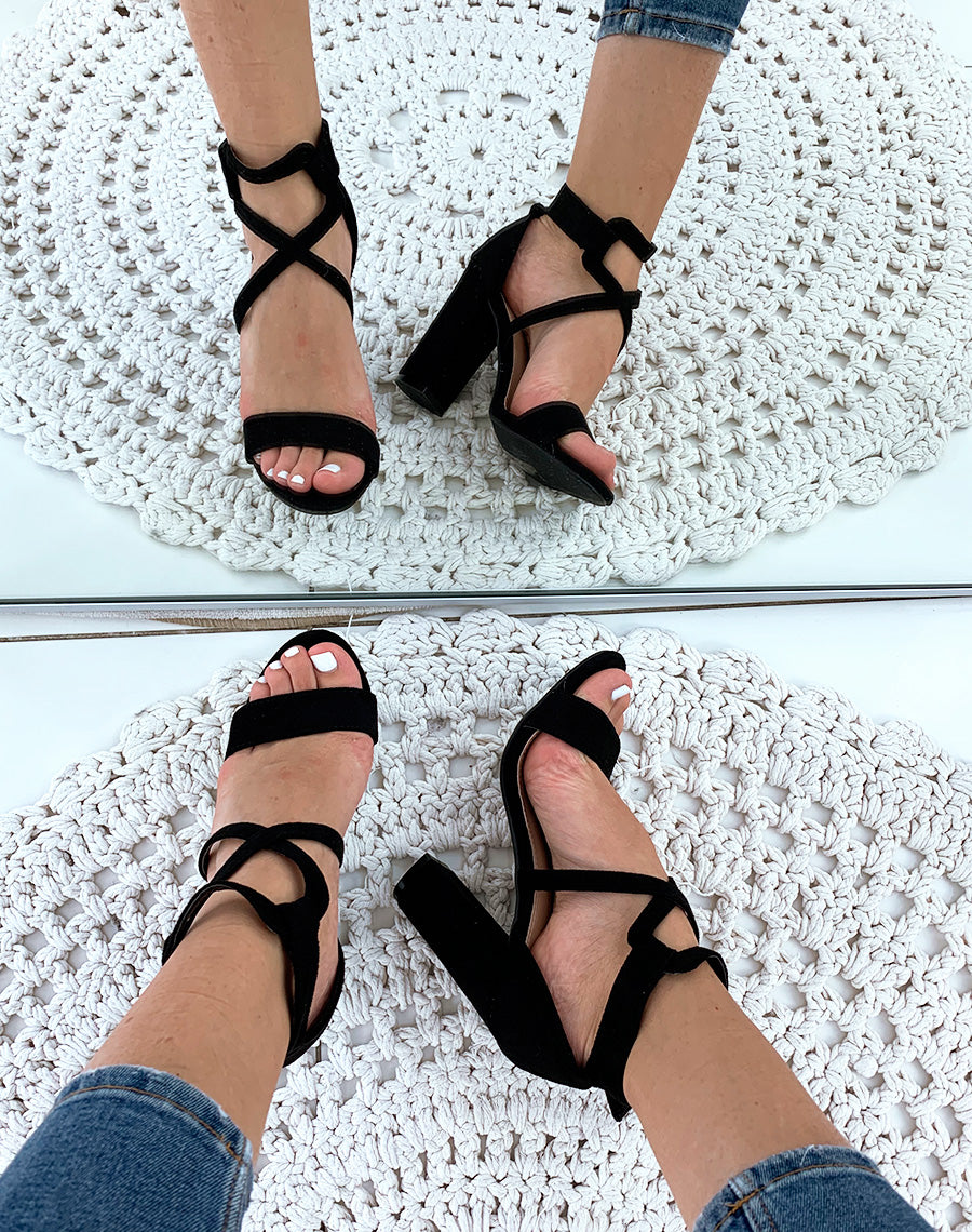 Sandales à talons noir en suédine à lacets entrecroisés