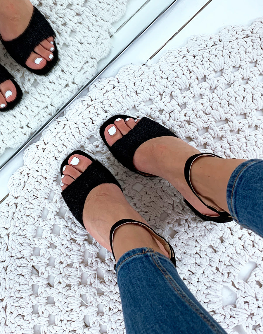 Sandales à talons noires avec bride en raphia