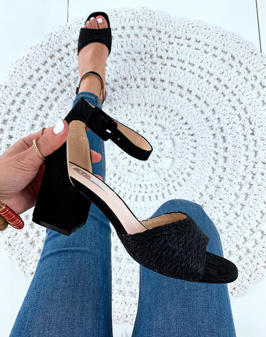 Sandales à talons noires avec bride en raphia