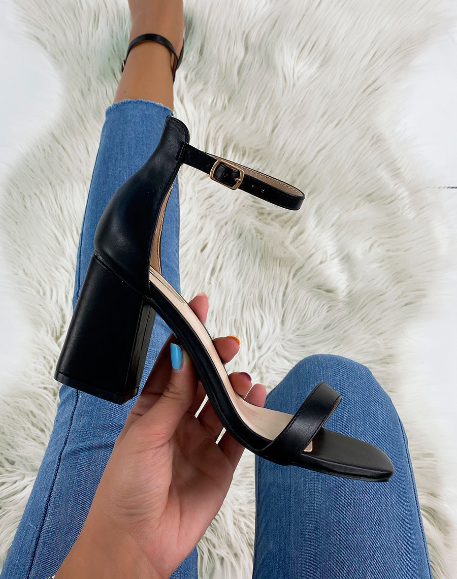 Sandales à talons noires à bout carré