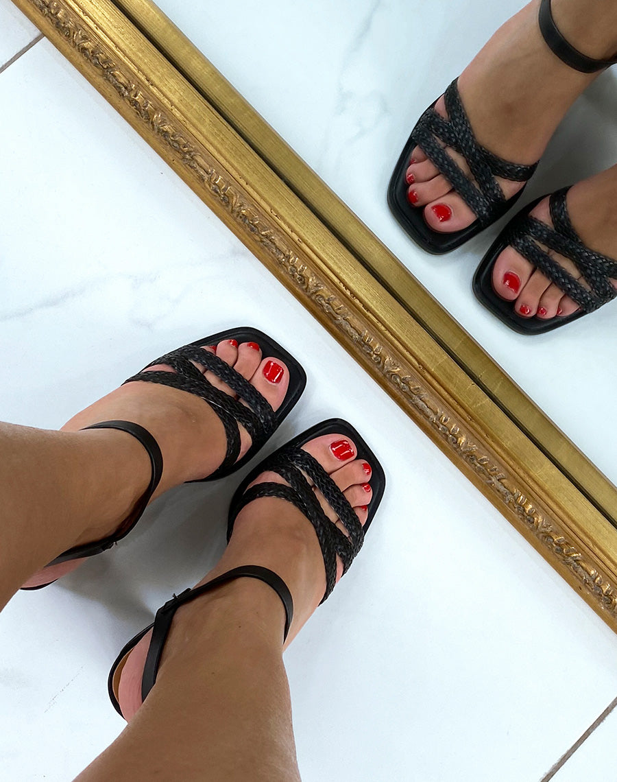 Sandales à talons noires à brides tressées entrecroisées