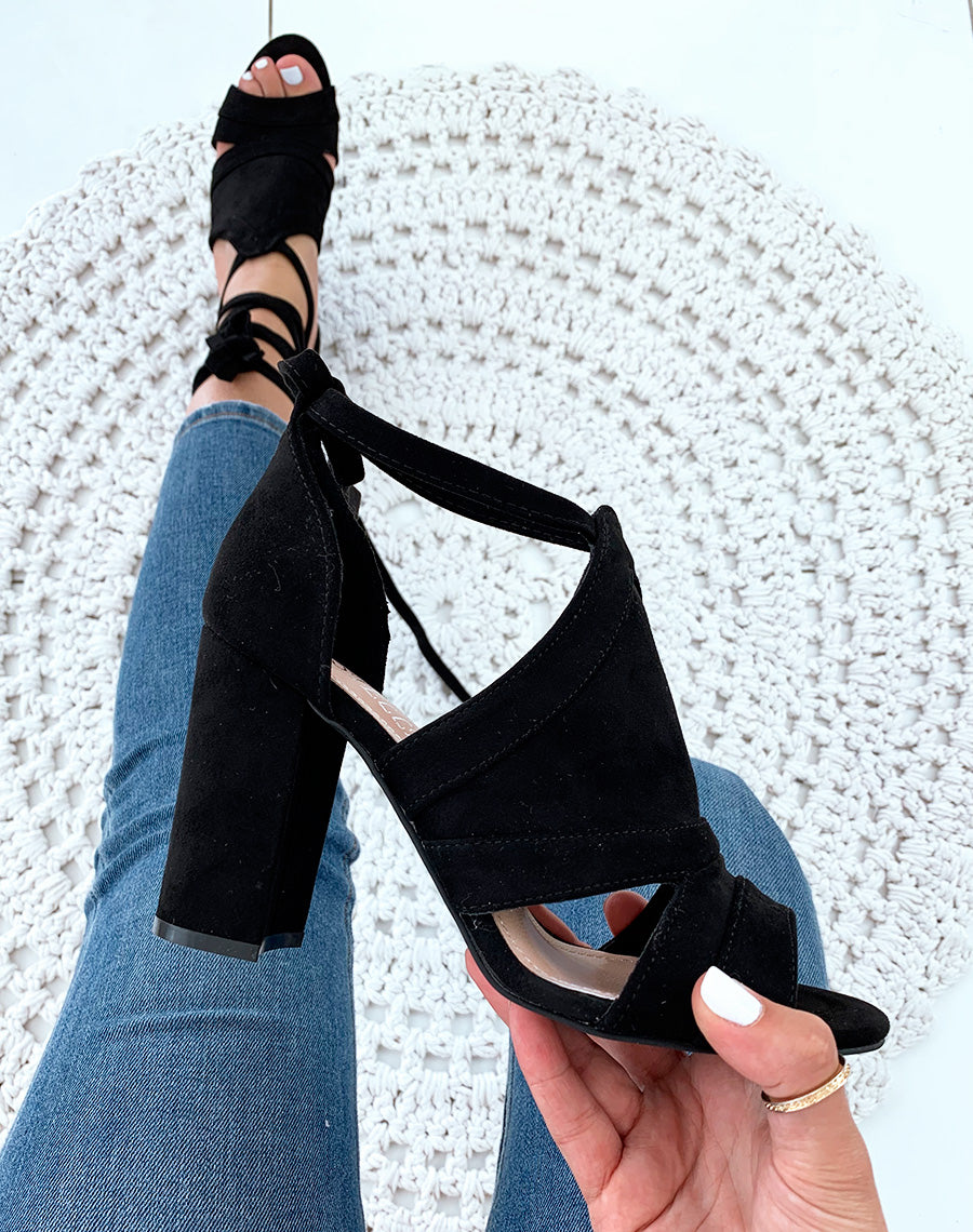 Sandales à talons noires en suédine à lacets