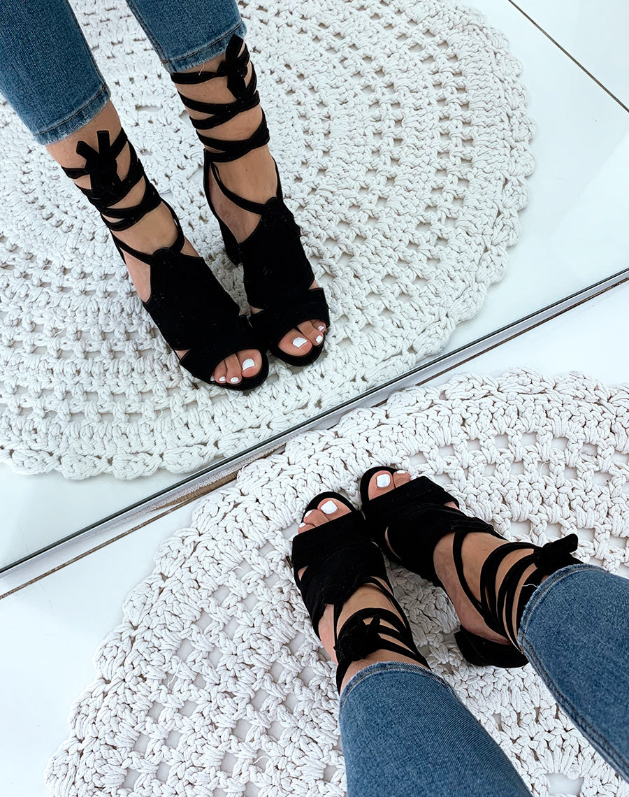 Sandales à talons noires en suédine à lacets
