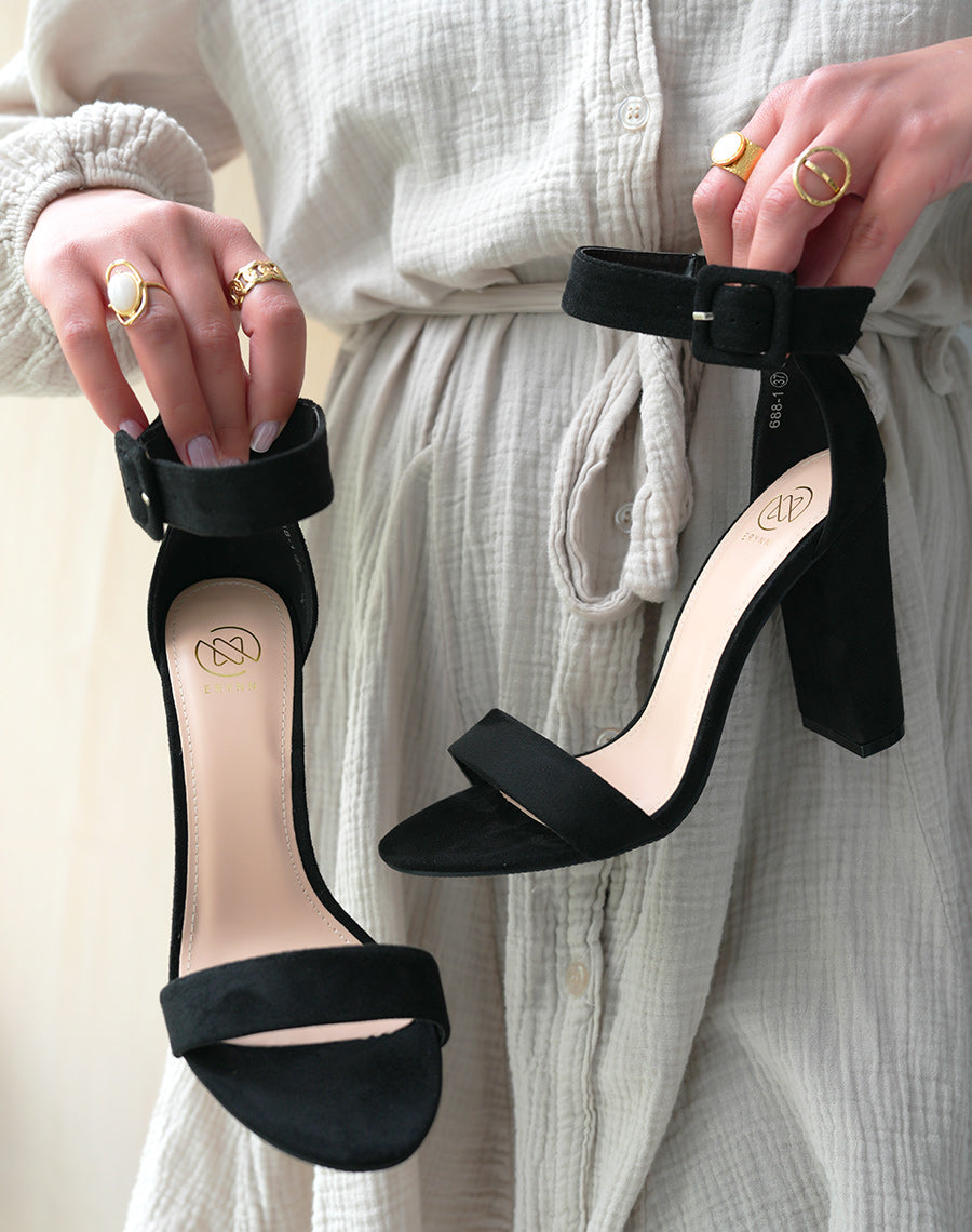 Sandales à talons noires en total suédine