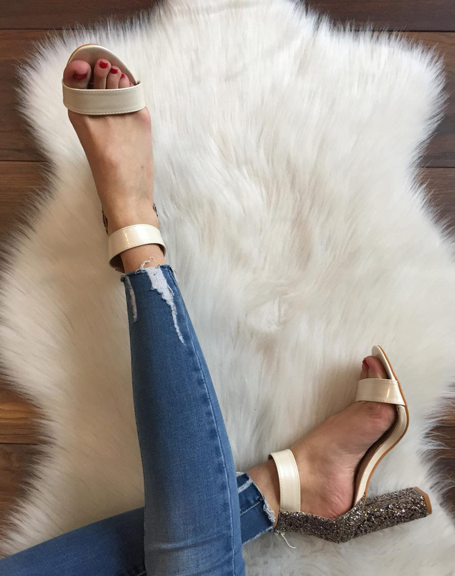 Sandales à talons pailletés beiges