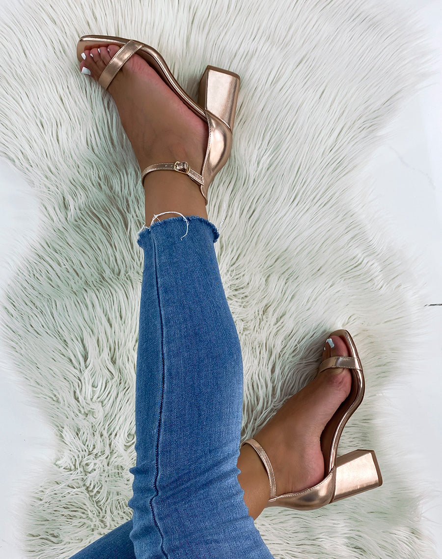 Sandales à talons rosegold à bout carré