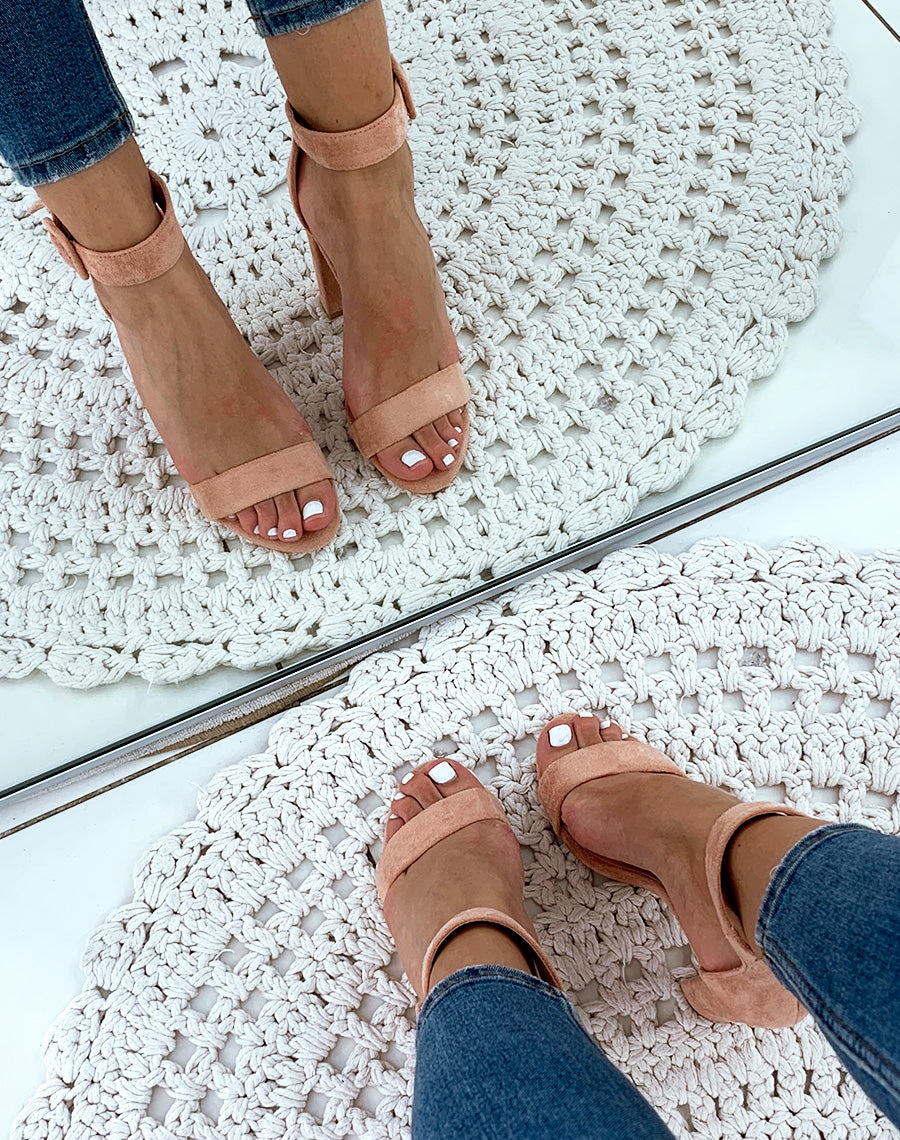 Sandales à talons roses en suédine