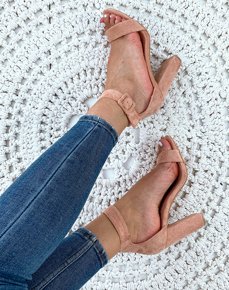 Sandales à talons roses en suédine
