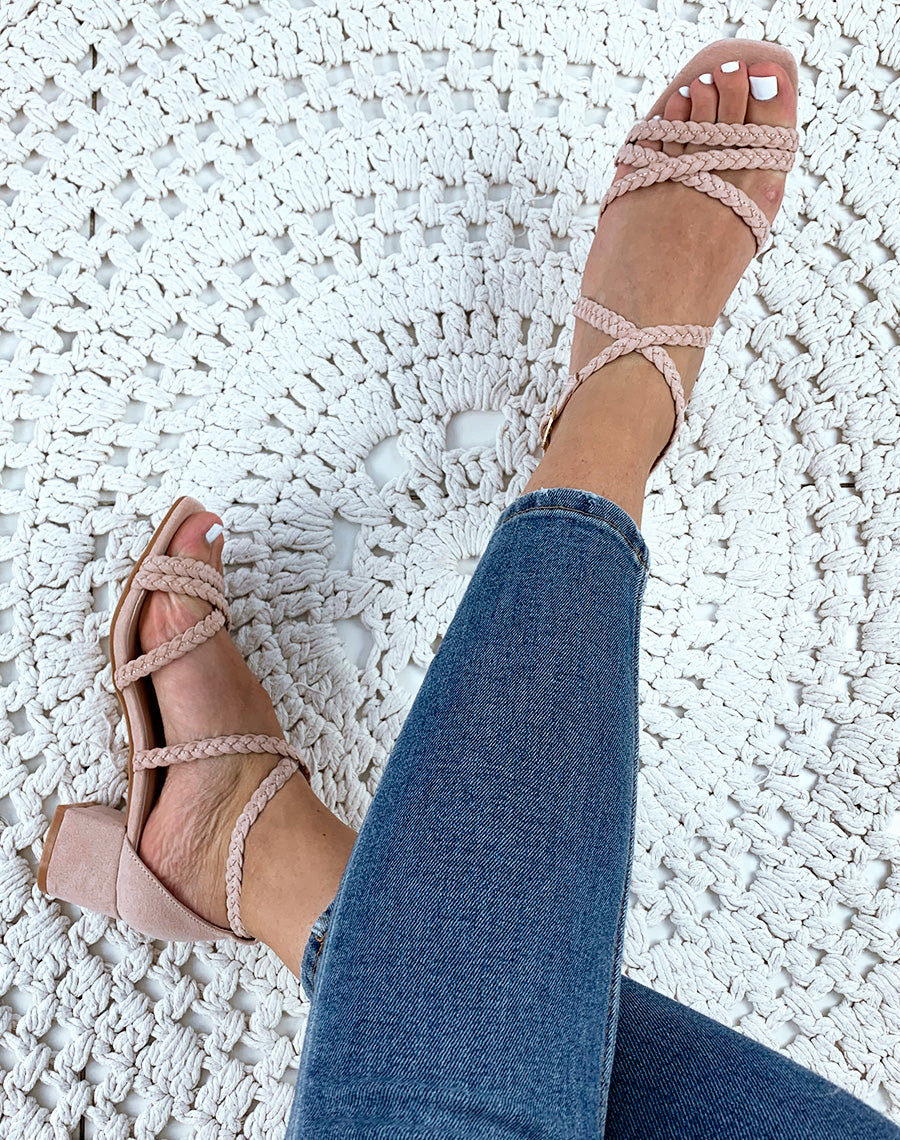 Sandales à talons roses en suédine à brides tressées
