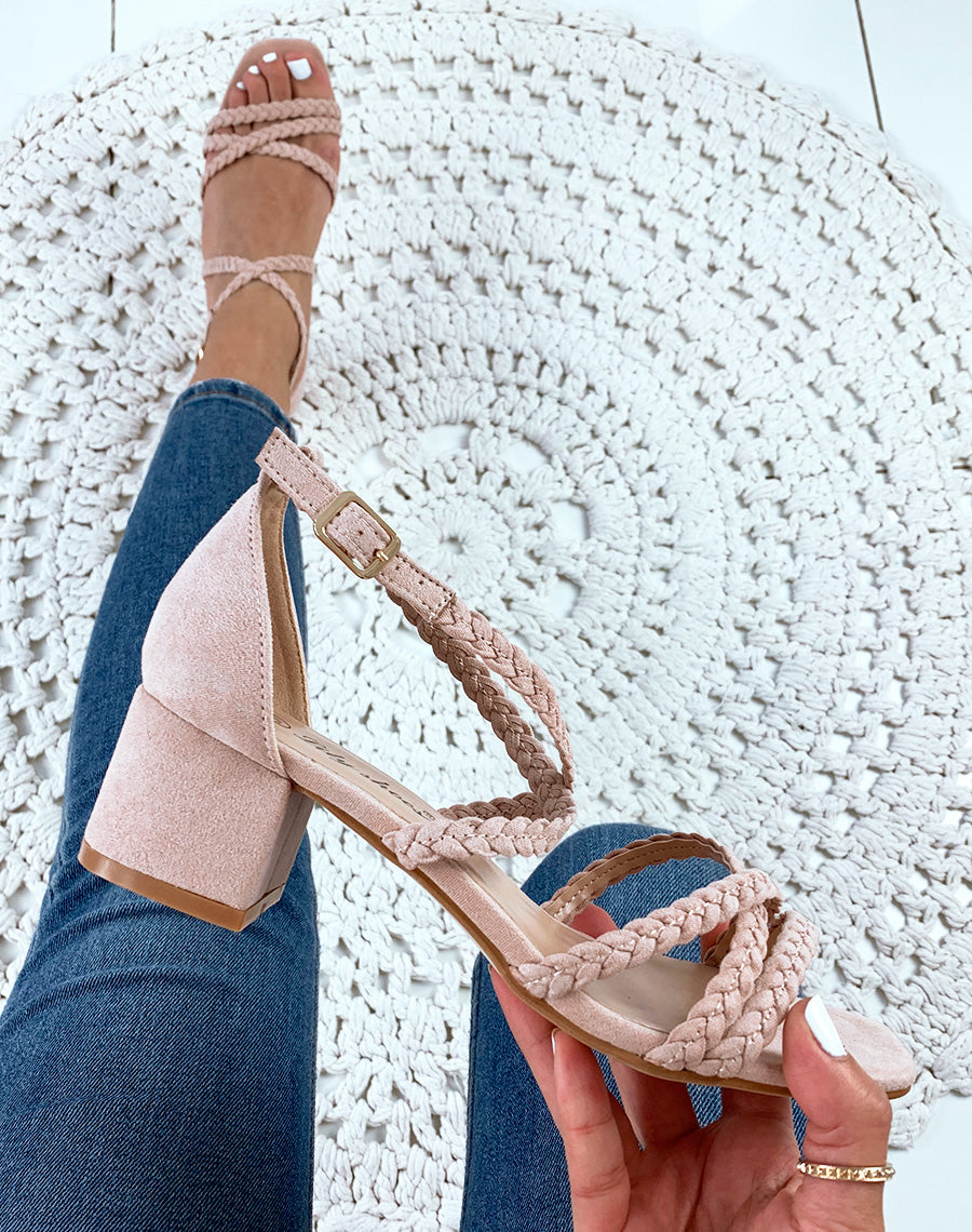 Sandales à talons roses en suédine à brides tressées