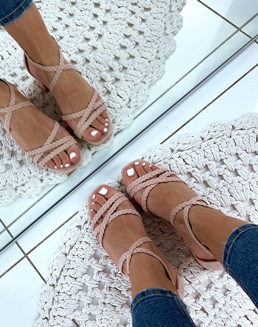 Sandales à talons roses en suédine à brides tressées