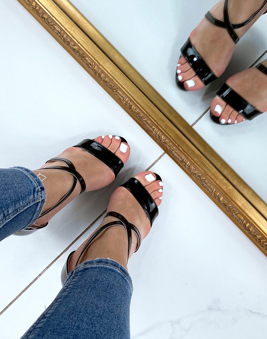 Sandales vernies noires à bride croisées et talons aiguilles