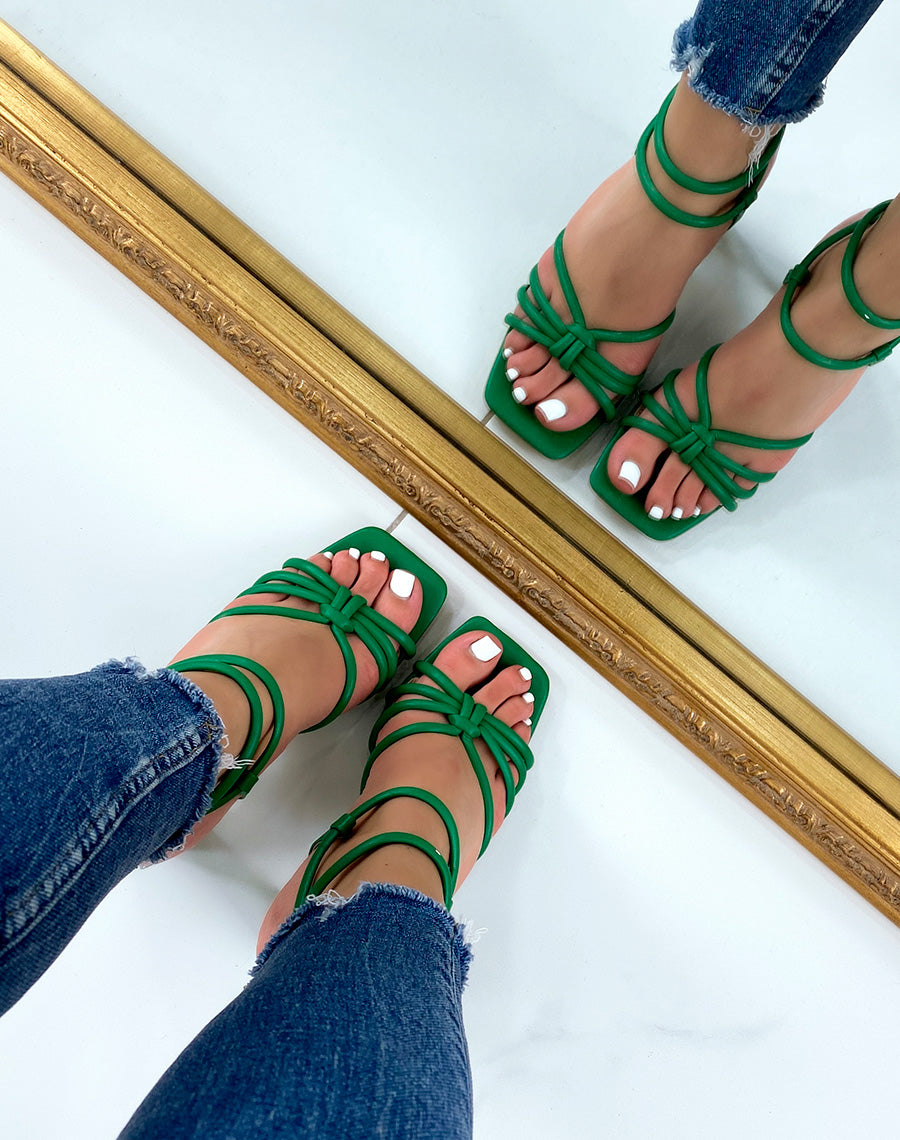 Sandales vert à lanières montantes et nouées à talon