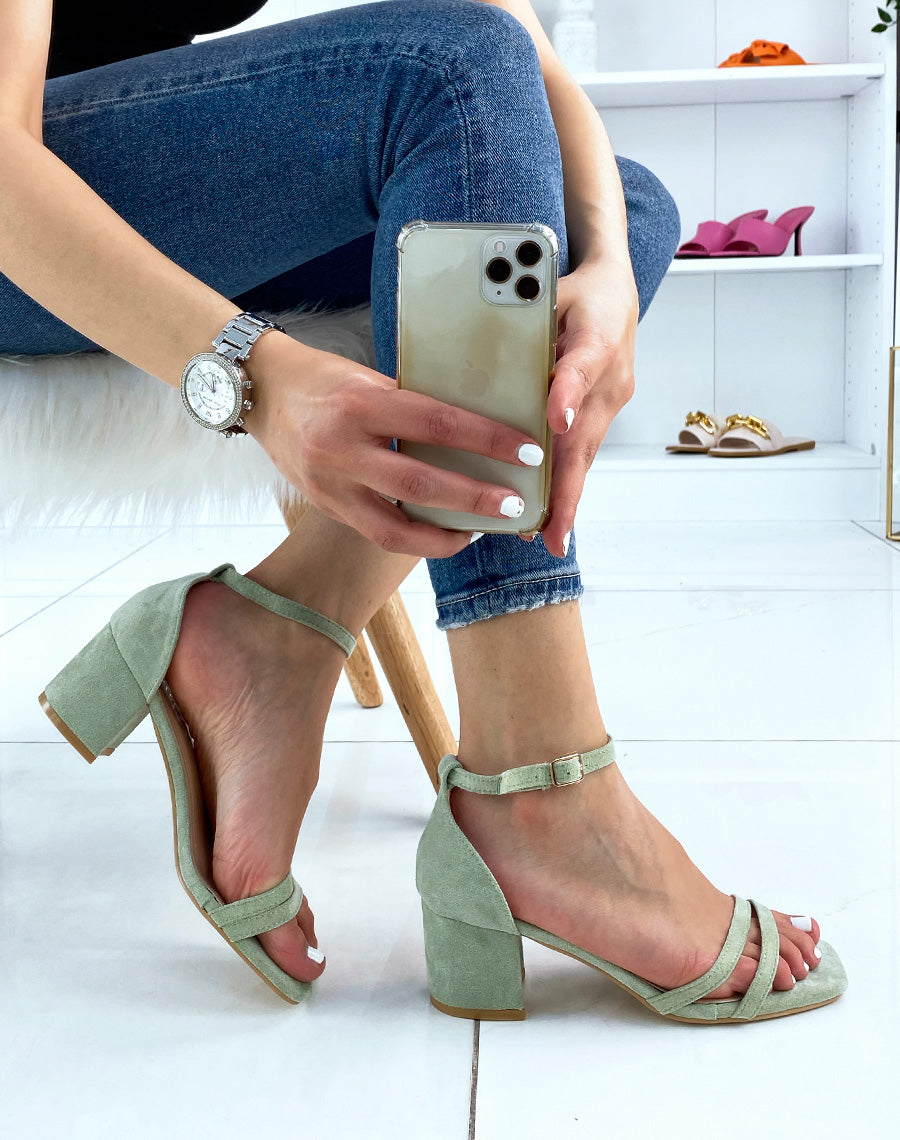 Sandales vert pastel en suédine à double bride