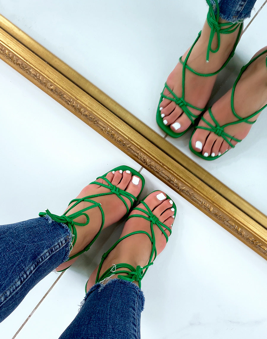 Sandales vertes à petit talon et multiples lanières