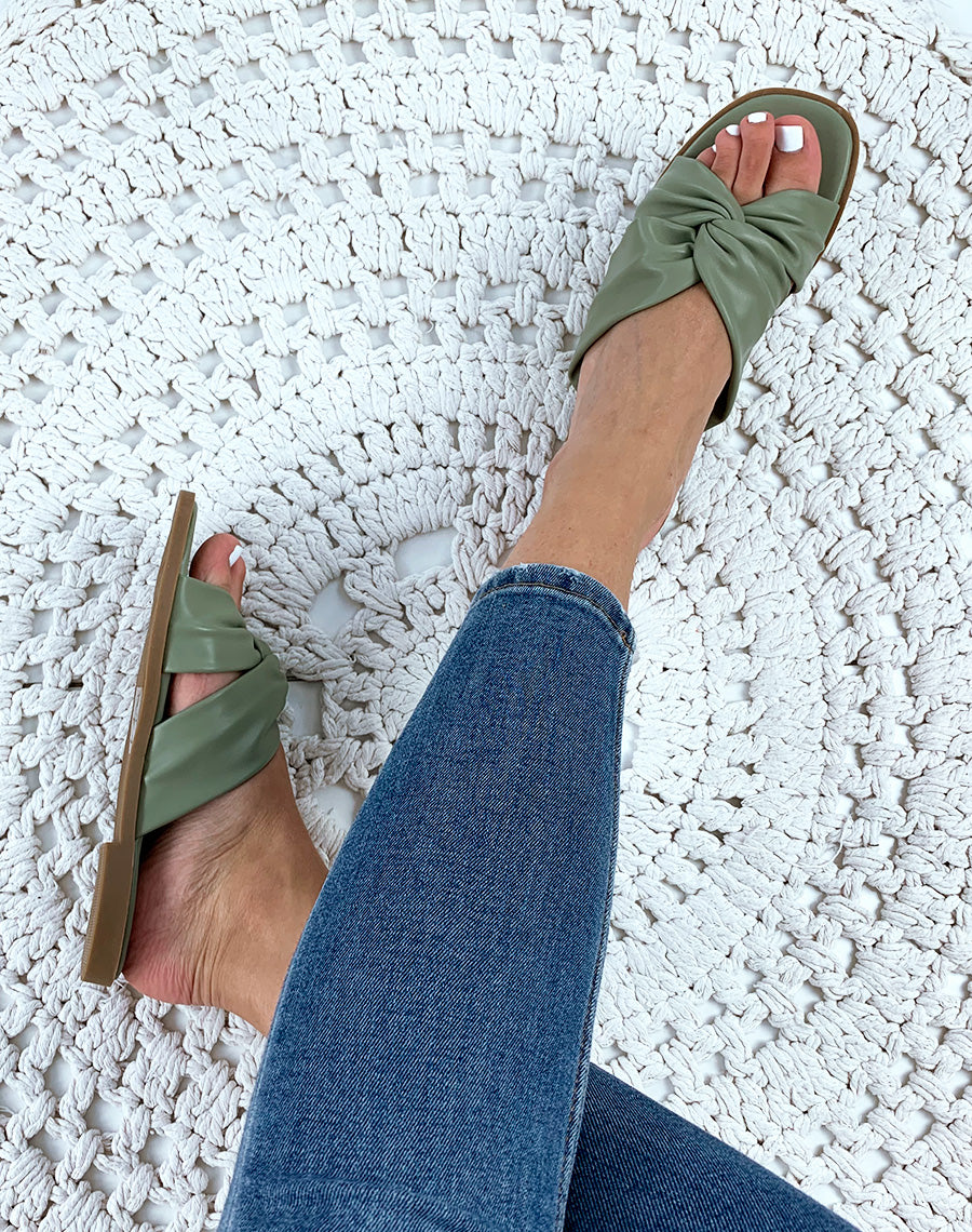 Sandales vertes plates à brides entrecroisées