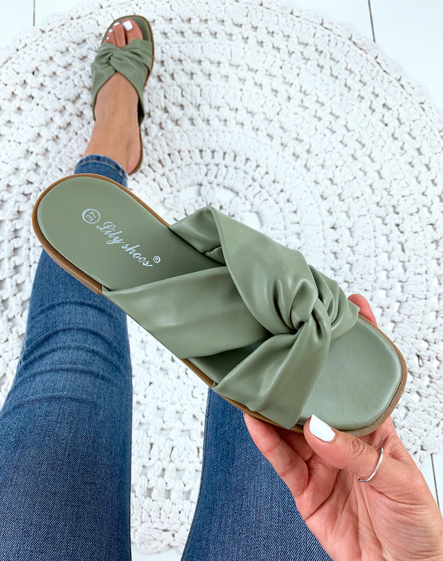 Sandales vertes plates à brides entrecroisées