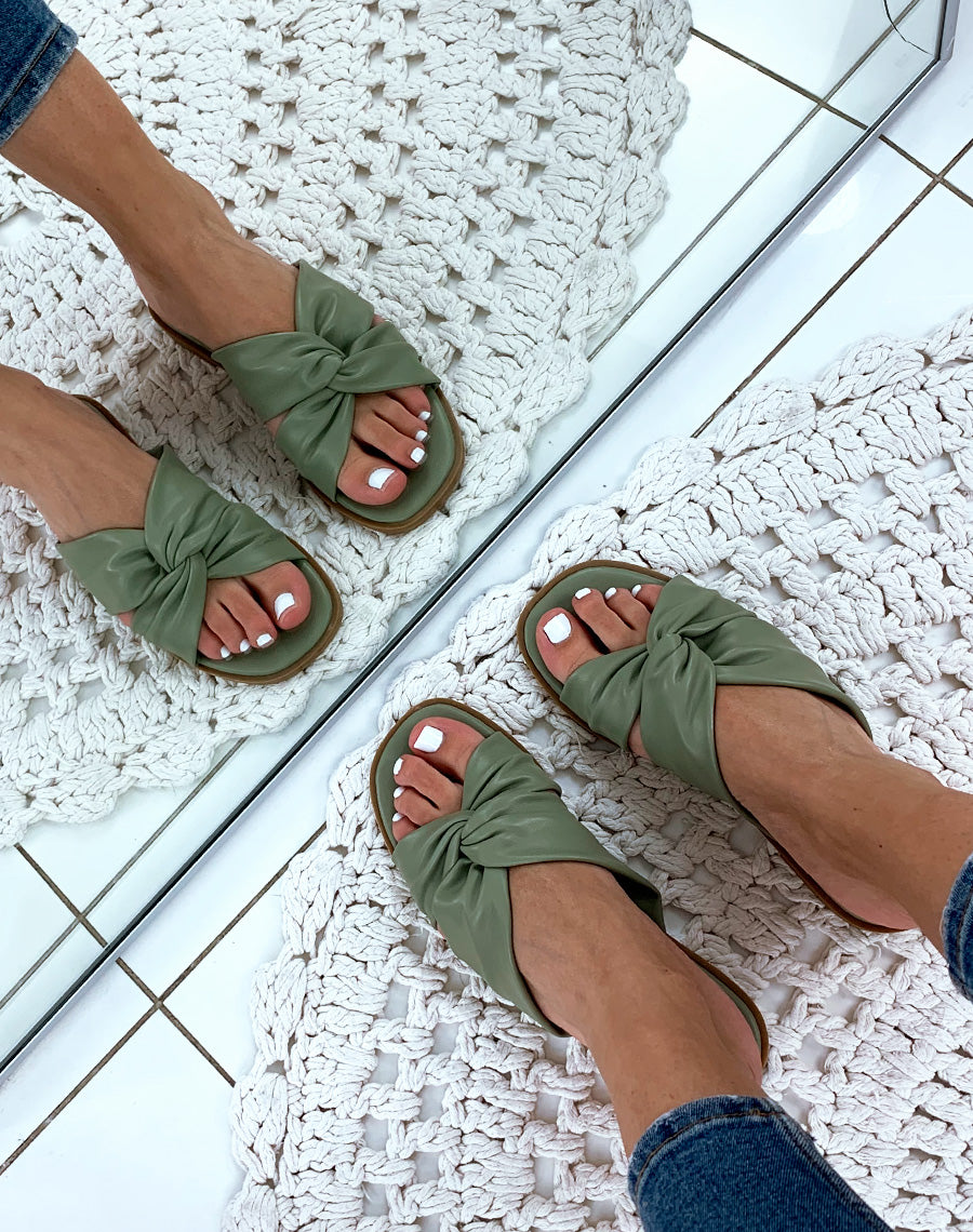Sandales vertes plates à brides entrecroisées