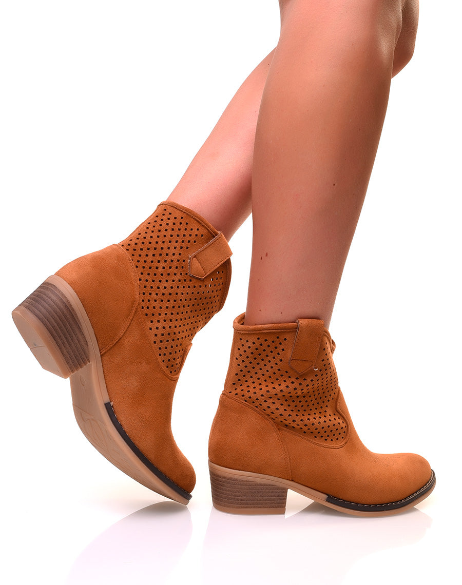 Santiags camelles en suédine ajourées à petits talons