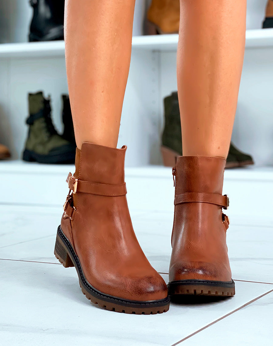 Sophistication au Quotidien : Bottines Camel avec Double Lanières Dorées