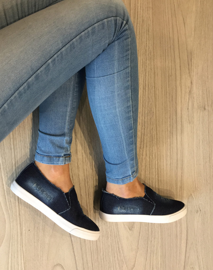 Tennis en jean bleu foncé