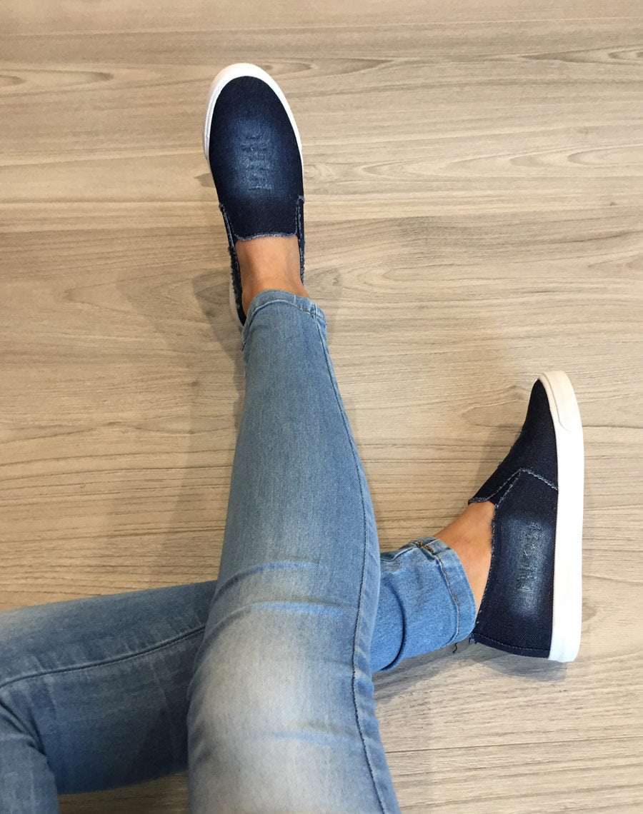 Tennis en jean bleu foncé