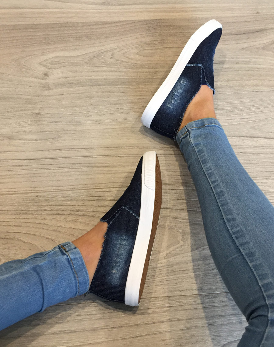 Tennis en jean bleu foncé