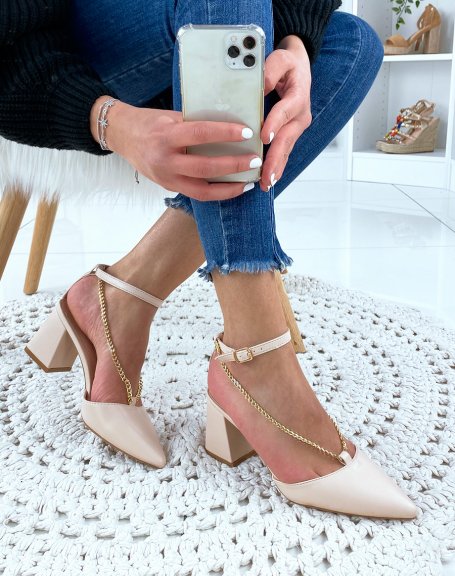 Beige pumps with square heels with pointed toe and gold chain