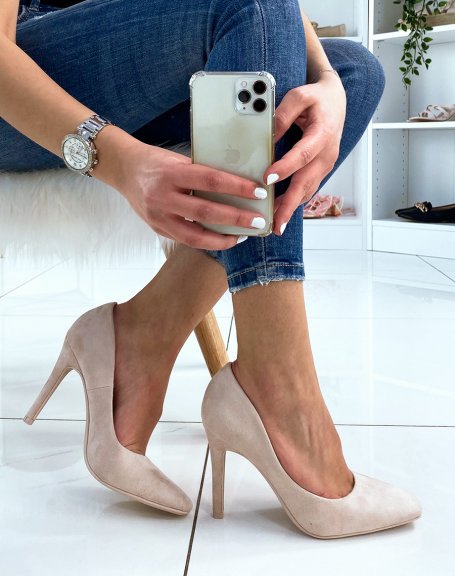 Beige suede heeled pump with square toe