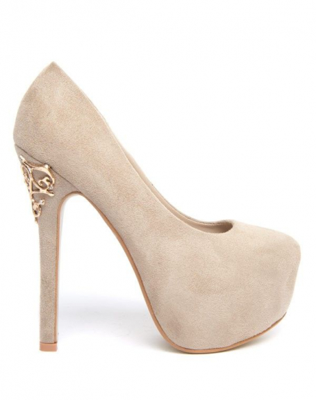 Beige wedge pumps with platform and baroque ornament