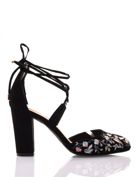 Black heeled sandals with embroidery