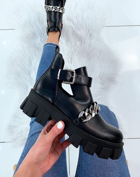 Black open boot with big chain