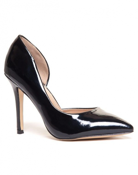 Black patent pointed toe pump with cutout