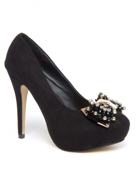 Black pumps decorated with a bow decorated with pearls
