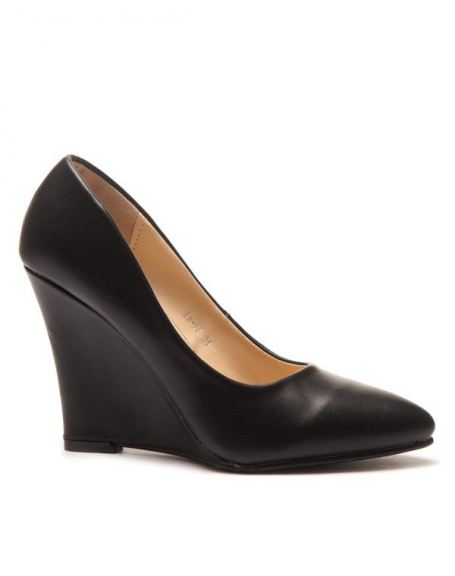 Black wedge pump with slightly pointed toe