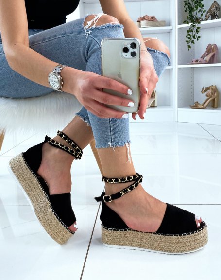 Black wedge with golden chain