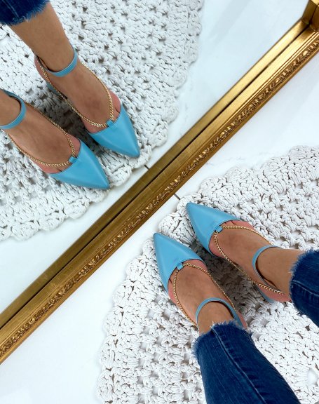 Blue pumps with square heels with pointed toe and gold chain