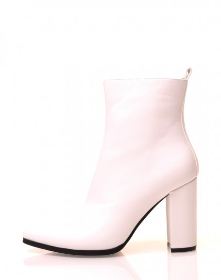Bottines blanches  talons carr et  bouts pointus