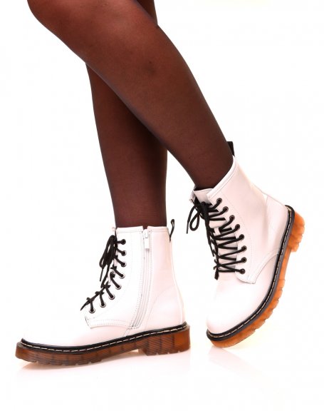 Bottines blanches montantes vernies  lacets