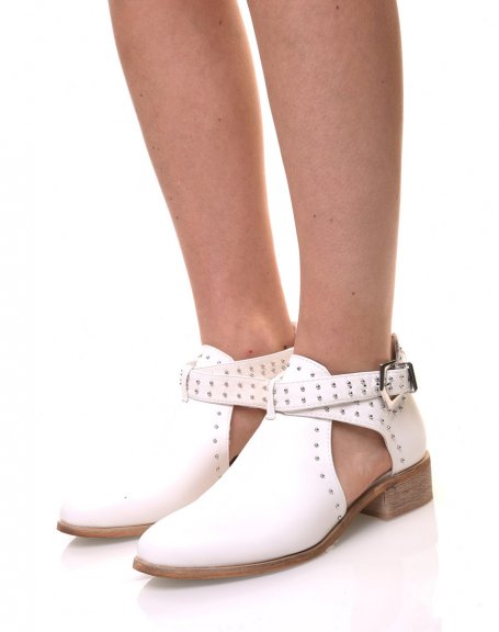 Bottines blanches plates ajoures cloutes